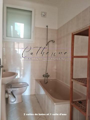 Maison de 145 m² hab / 153 m² au sol  à rénover sur parcelle de 388 m² avec garage