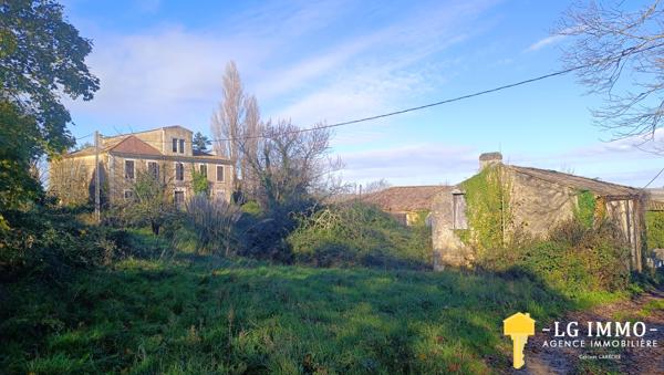 Ensemble immobilier à rénover entièrement sur 5 hectares.