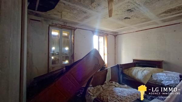 Ensemble immobilier à rénover entièrement sur 5 hectares.