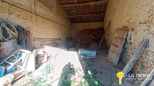 Ensemble immobilier à rénover entièrement sur 5 hectares.