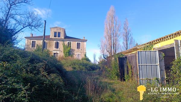 Ensemble immobilier à rénover entièrement sur 5 hectares.