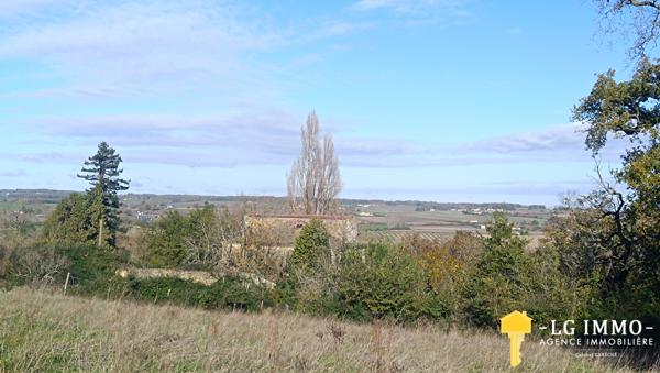Ensemble immobilier à rénover entièrement sur 5 hectares.