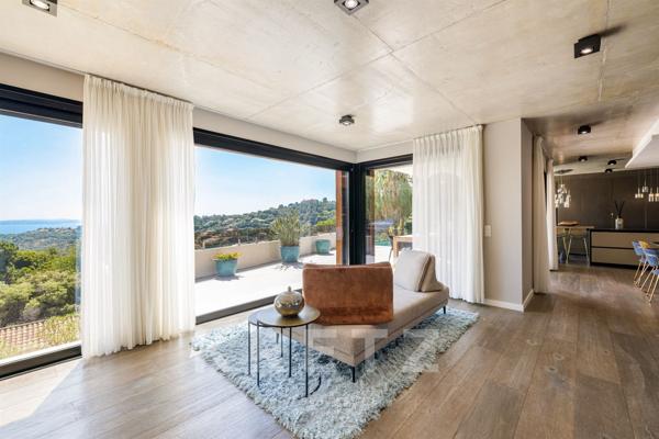 LES ISSAMBRES – VILLA D’ARCHITECTE – VUE MER PANORAMIQUE