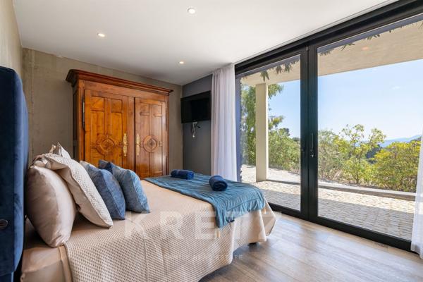 LES ISSAMBRES – VILLA D’ARCHITECTE – VUE MER PANORAMIQUE
