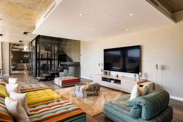 LES ISSAMBRES – VILLA D’ARCHITECTE – VUE MER PANORAMIQUE