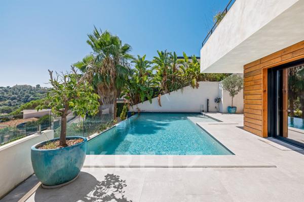 LES ISSAMBRES – VILLA D’ARCHITECTE – VUE MER PANORAMIQUE