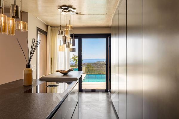 LES ISSAMBRES – VILLA D’ARCHITECTE – VUE MER PANORAMIQUE