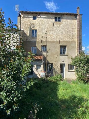 MAISON 150M2+50M2 DE GRENIER CENTRE NIORT A RENOVER