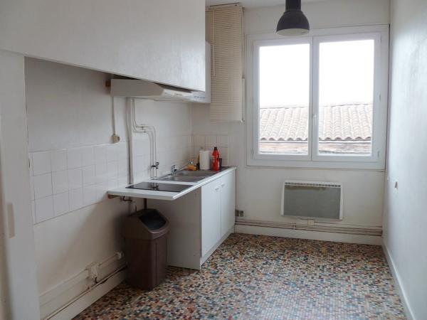 CHARTRONS - SAINT MARTIAL : Immeuble de 6 appts loués.