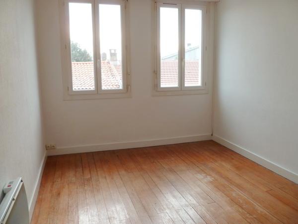 CHARTRONS - SAINT MARTIAL : Immeuble de 6 appts loués.