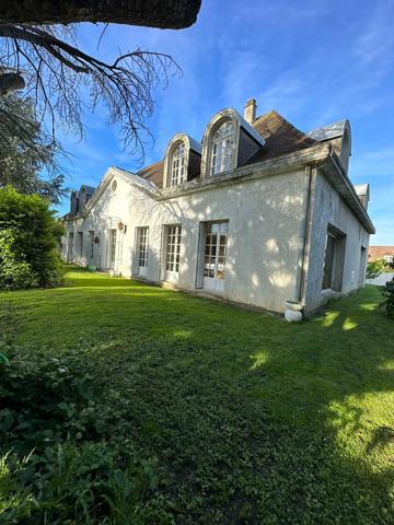 Roissy en Brie - Maison de 12 pièces dont 9 chambres de 367 m2 sur un terrain de 1550 m2 - Sous-sol total et c