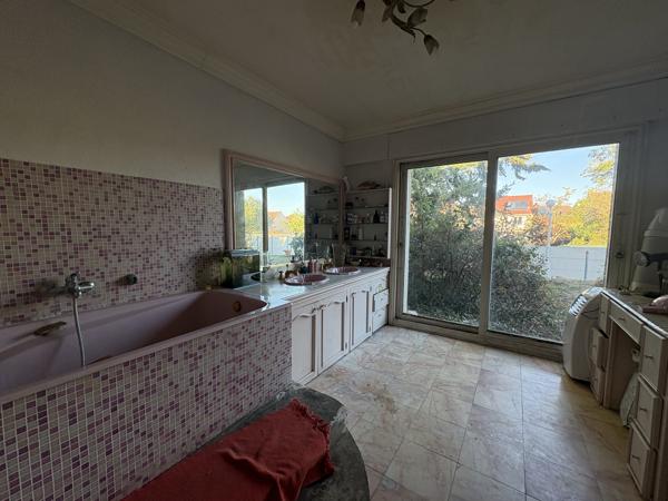 Roissy en Brie - Maison de 12 pièces dont 9 chambres de 367 m2 sur un terrain de 1550 m2 - Sous-sol total et c