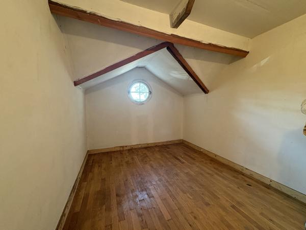 Roissy en Brie - Maison de 12 pièces dont 9 chambres de 367 m2 sur un terrain de 1550 m2 - Sous-sol total et c