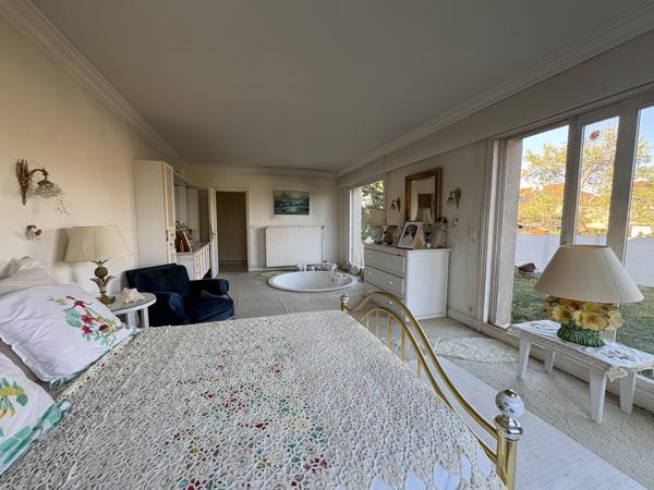 Roissy en Brie - Maison de 12 pièces dont 9 chambres de 367 m2 sur un terrain de 1550 m2 - Sous-sol total et c