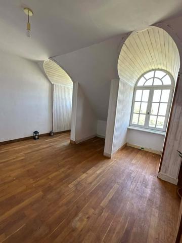 Roissy en Brie - Maison de 12 pièces dont 9 chambres de 367 m2 sur un terrain de 1550 m2 - Sous-sol total et c