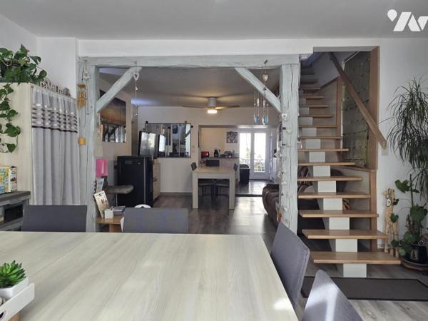 Maison de ville 93m² habitables, rénovée, proximité commerces, avec terrasse.