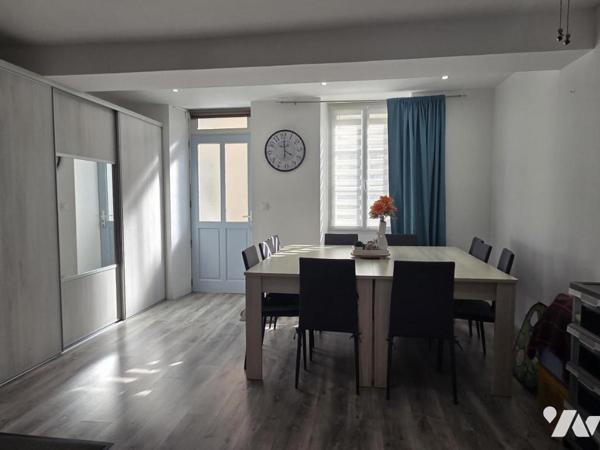 Maison de ville 93m² habitables, rénovée, proximité commerces, avec terrasse.