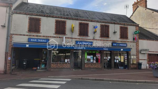 Ensemble immobilier situé à COULLONS (45), vendu loué dans son intégralité, composé au RDC d'un local commercial actuellement exploité en bar-tabac-presse avec une activité en place.
Au 1er étage : un appartement spacieux comprenant une belle pièce de vie avec cuisine à l'arrière, 4 chambres, bureau, salles de douche/bain et WC. Il bénéficie d'un accès privatif, garantissant l'entrée indépendante du commerce.
Cour intérieure privative avec terrasse accessible par un porche.
Nombreuses dépendances offrant des possibilités de garage, de stockage ou d'aménagement selon les besoins. Possibilité de réhabilitation en parallèle des exigences du PLUi
Belle opportunité pour un investisseur à la recherche d'un bien immobilier alliant commerce et habitation.