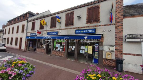 Ensemble immobilier situé à COULLONS (45), vendu loué dans son intégralité, composé au RDC d'un local commercial actuellement exploité en bar-tabac-presse avec une activité en place.
Au 1er étage : un appartement spacieux comprenant une belle pièce de vie avec cuisine à l'arrière, 4 chambres, bureau, salles de douche/bain et WC. Il bénéficie d'un accès privatif, garantissant l'entrée indépendante du commerce.
Cour intérieure privative avec terrasse accessible par un porche.
Nombreuses dépendances offrant des possibilités de garage, de stockage ou d'aménagement selon les besoins. Possibilité de réhabilitation en parallèle des exigences du PLUi
Belle opportunité pour un investisseur à la recherche d'un bien immobilier alliant commerce et habitation.