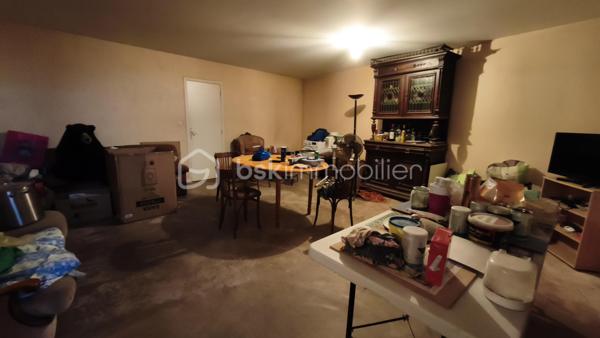 Ensemble immobilier situé à COULLONS (45), vendu loué dans son intégralité, composé au RDC d'un local commercial actuellement exploité en bar-tabac-presse avec une activité en place.
Au 1er étage : un appartement spacieux comprenant une belle pièce de vie avec cuisine à l'arrière, 4 chambres, bureau, salles de douche/bain et WC. Il bénéficie d'un accès privatif, garantissant l'entrée indépendante du commerce.
Cour intérieure privative avec terrasse accessible par un porche.
Nombreuses dépendances offrant des possibilités de garage, de stockage ou d'aménagement selon les besoins. Possibilité de réhabilitation en parallèle des exigences du PLUi
Belle opportunité pour un investisseur à la recherche d'un bien immobilier alliant commerce et habitation.
