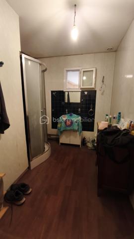 Ensemble immobilier situé à COULLONS (45), vendu loué dans son intégralité, composé au RDC d'un local commercial actuellement exploité en bar-tabac-presse avec une activité en place.
Au 1er étage : un appartement spacieux comprenant une belle pièce de vie avec cuisine à l'arrière, 4 chambres, bureau, salles de douche/bain et WC. Il bénéficie d'un accès privatif, garantissant l'entrée indépendante du commerce.
Cour intérieure privative avec terrasse accessible par un porche.
Nombreuses dépendances offrant des possibilités de garage, de stockage ou d'aménagement selon les besoins. Possibilité de réhabilitation en parallèle des exigences du PLUi
Belle opportunité pour un investisseur à la recherche d'un bien immobilier alliant commerce et habitation.