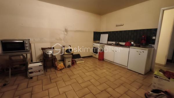 Ensemble immobilier situé à COULLONS (45), vendu loué dans son intégralité, composé au RDC d'un local commercial actuellement exploité en bar-tabac-presse avec une activité en place.
Au 1er étage : un appartement spacieux comprenant une belle pièce de vie avec cuisine à l'arrière, 4 chambres, bureau, salles de douche/bain et WC. Il bénéficie d'un accès privatif, garantissant l'entrée indépendante du commerce.
Cour intérieure privative avec terrasse accessible par un porche.
Nombreuses dépendances offrant des possibilités de garage, de stockage ou d'aménagement selon les besoins. Possibilité de réhabilitation en parallèle des exigences du PLUi
Belle opportunité pour un investisseur à la recherche d'un bien immobilier alliant commerce et habitation.