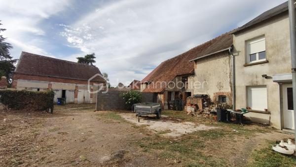 Ensemble immobilier situé à COULLONS (45), vendu loué dans son intégralité, composé au RDC d'un local commercial actuellement exploité en bar-tabac-presse avec une activité en place.
Au 1er étage : un appartement spacieux comprenant une belle pièce de vie avec cuisine à l'arrière, 4 chambres, bureau, salles de douche/bain et WC. Il bénéficie d'un accès privatif, garantissant l'entrée indépendante du commerce.
Cour intérieure privative avec terrasse accessible par un porche.
Nombreuses dépendances offrant des possibilités de garage, de stockage ou d'aménagement selon les besoins. Possibilité de réhabilitation en parallèle des exigences du PLUi
Belle opportunité pour un investisseur à la recherche d'un bien immobilier alliant commerce et habitation.