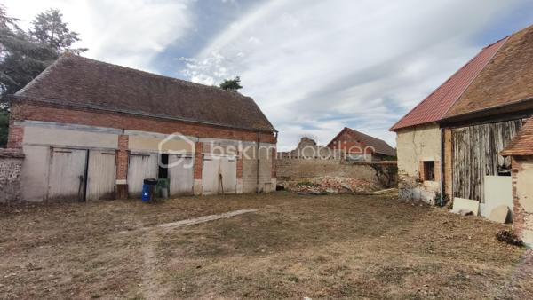 Ensemble immobilier situé à COULLONS (45), vendu loué dans son intégralité, composé au RDC d'un local commercial actuellement exploité en bar-tabac-presse avec une activité en place.
Au 1er étage : un appartement spacieux comprenant une belle pièce de vie avec cuisine à l'arrière, 4 chambres, bureau, salles de douche/bain et WC. Il bénéficie d'un accès privatif, garantissant l'entrée indépendante du commerce.
Cour intérieure privative avec terrasse accessible par un porche.
Nombreuses dépendances offrant des possibilités de garage, de stockage ou d'aménagement selon les besoins. Possibilité de réhabilitation en parallèle des exigences du PLUi
Belle opportunité pour un investisseur à la recherche d'un bien immobilier alliant commerce et habitation.