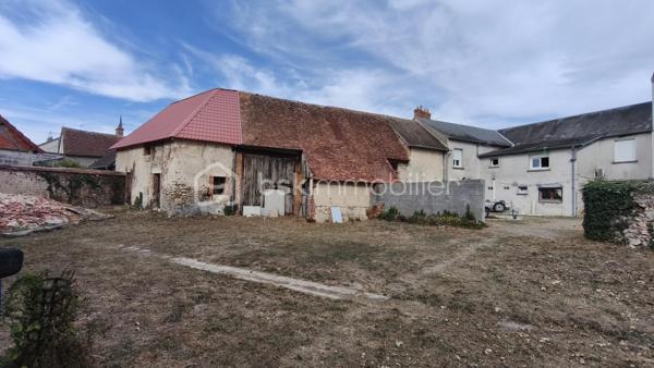 Ensemble immobilier situé à COULLONS (45), vendu loué dans son intégralité, composé au RDC d'un local commercial actuellement exploité en bar-tabac-presse avec une activité en place.
Au 1er étage : un appartement spacieux comprenant une belle pièce de vie avec cuisine à l'arrière, 4 chambres, bureau, salles de douche/bain et WC. Il bénéficie d'un accès privatif, garantissant l'entrée indépendante du commerce.
Cour intérieure privative avec terrasse accessible par un porche.
Nombreuses dépendances offrant des possibilités de garage, de stockage ou d'aménagement selon les besoins. Possibilité de réhabilitation en parallèle des exigences du PLUi
Belle opportunité pour un investisseur à la recherche d'un bien immobilier alliant commerce et habitation.