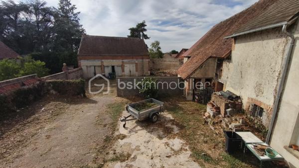Ensemble immobilier situé à COULLONS (45), vendu loué dans son intégralité, composé au RDC d'un local commercial actuellement exploité en bar-tabac-presse avec une activité en place.
Au 1er étage : un appartement spacieux comprenant une belle pièce de vie avec cuisine à l'arrière, 4 chambres, bureau, salles de douche/bain et WC. Il bénéficie d'un accès privatif, garantissant l'entrée indépendante du commerce.
Cour intérieure privative avec terrasse accessible par un porche.
Nombreuses dépendances offrant des possibilités de garage, de stockage ou d'aménagement selon les besoins. Possibilité de réhabilitation en parallèle des exigences du PLUi
Belle opportunité pour un investisseur à la recherche d'un bien immobilier alliant commerce et habitation.