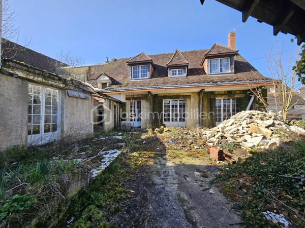 Beau potentiel pour cette maison d'habitation à rénover d'environ 75 m2 au sol, avec étage complet + possibilité de remonter un bâtiment attenant d'environ 35 m2 au sol.
Cave voutée, cour fermée, et petit jardin attenant avec dépendance, le tout sur un peu plus de 300 m2.