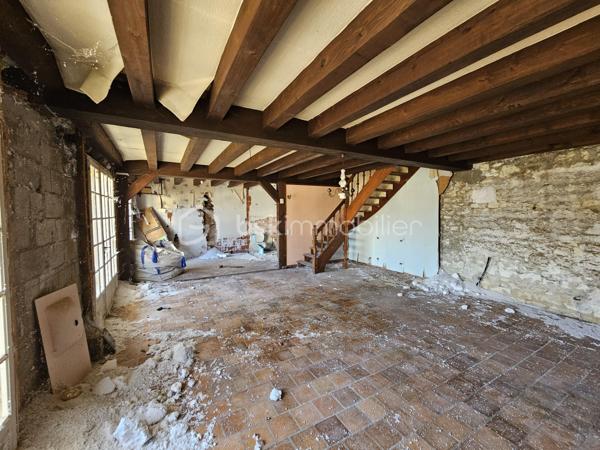 Beau potentiel pour cette maison d'habitation à rénover d'environ 75 m2 au sol, avec étage complet + possibilité de remonter un bâtiment attenant d'environ 35 m2 au sol.
Cave voutée, cour fermée, et petit jardin attenant avec dépendance, le tout sur un peu plus de 300 m2.