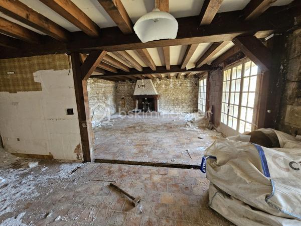 Beau potentiel pour cette maison d'habitation à rénover d'environ 75 m2 au sol, avec étage complet + possibilité de remonter un bâtiment attenant d'environ 35 m2 au sol.
Cave voutée, cour fermée, et petit jardin attenant avec dépendance, le tout sur un peu plus de 300 m2.