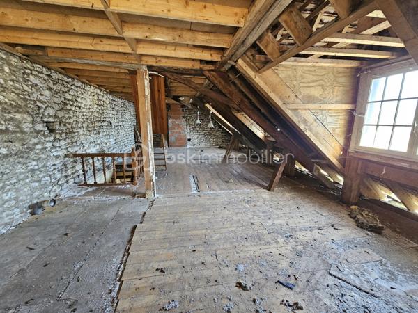 Beau potentiel pour cette maison d'habitation à rénover d'environ 75 m2 au sol, avec étage complet + possibilité de remonter un bâtiment attenant d'environ 35 m2 au sol.
Cave voutée, cour fermée, et petit jardin attenant avec dépendance, le tout sur un peu plus de 300 m2.