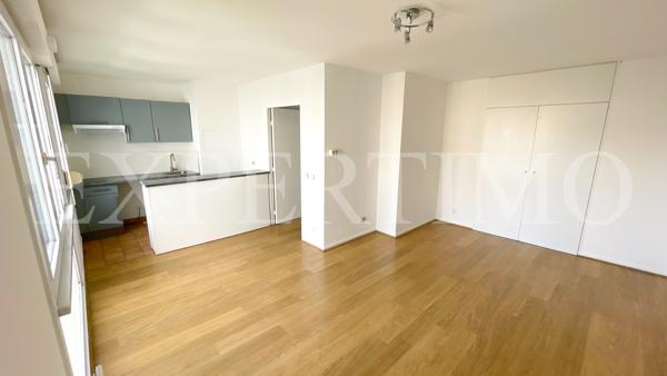 LE CHENAY, rue de Versailles, T1 de 31 m² en bon état, ascenseur.