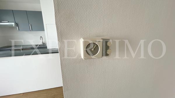 LE CHENAY, rue de Versailles, T1 de 31 m² en bon état, ascenseur.