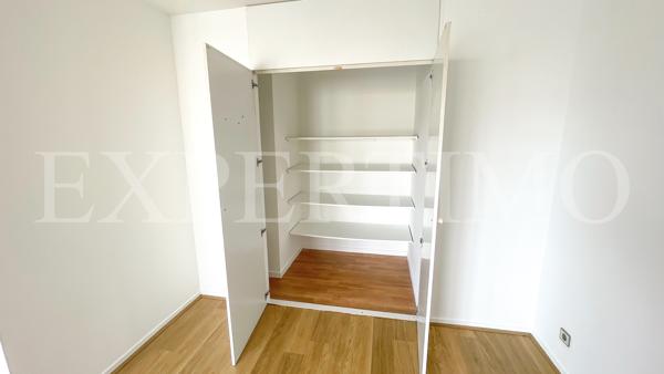 LE CHENAY, rue de Versailles, T1 de 31 m² en bon état, ascenseur.