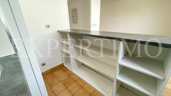 LE CHENAY, rue de Versailles, T1 de 31 m² en bon état, ascenseur.