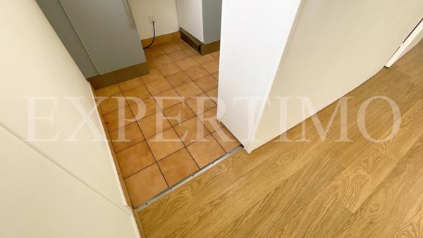 LE CHENAY, rue de Versailles, T1 de 31 m² en bon état, ascenseur.