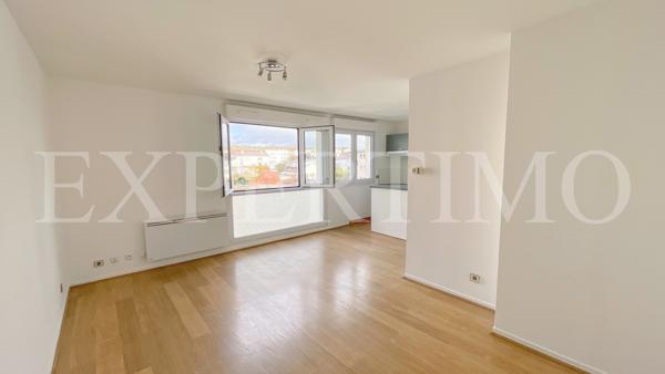 LE CHENAY, rue de Versailles, T1 de 31 m² en bon état, ascenseur.