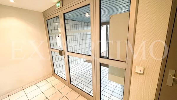 LE CHENAY, rue de Versailles, T1 de 31 m² en bon état, ascenseur.