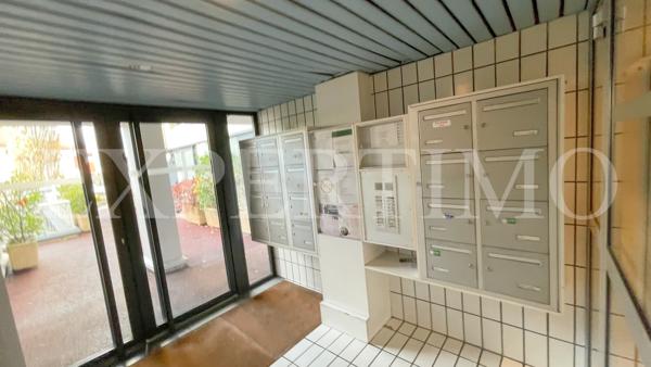 LE CHENAY, rue de Versailles, T1 de 31 m² en bon état, ascenseur.