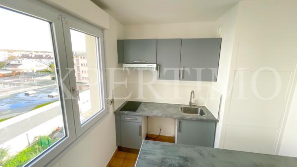 LE CHENAY, rue de Versailles, T1 de 31 m² en bon état, ascenseur.