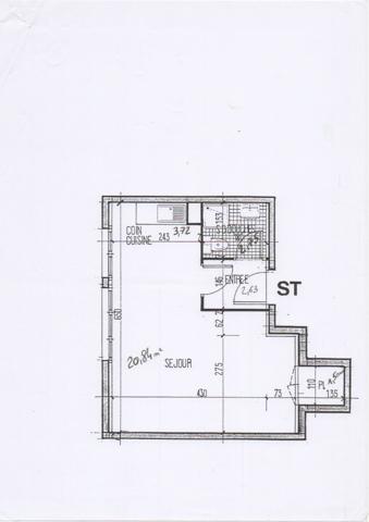 LE CHENAY, rue de Versailles, T1 de 31 m² en bon état, ascenseur.