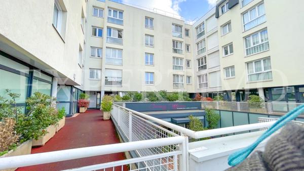 LE CHENAY, rue de Versailles, T1 de 31 m² en bon état, ascenseur.