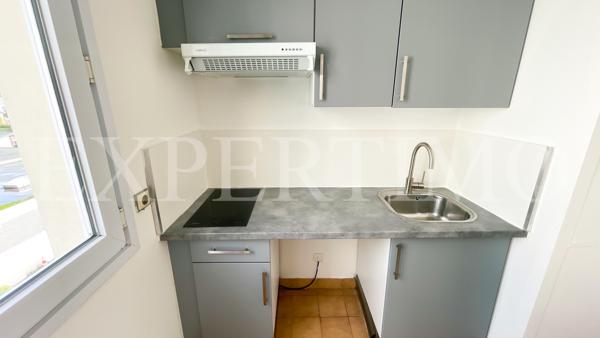 LE CHENAY, rue de Versailles, T1 de 31 m² en bon état, ascenseur.