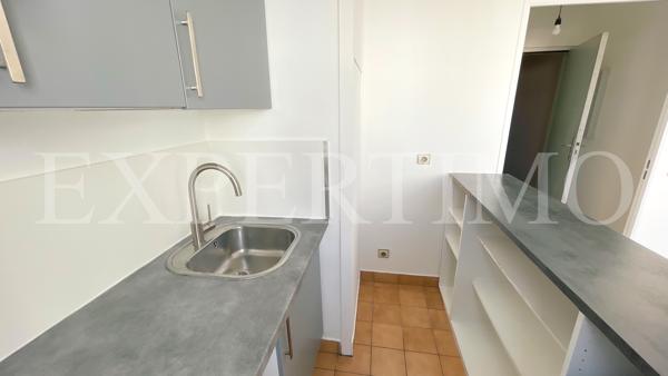 LE CHENAY, rue de Versailles, T1 de 31 m² en bon état, ascenseur.
