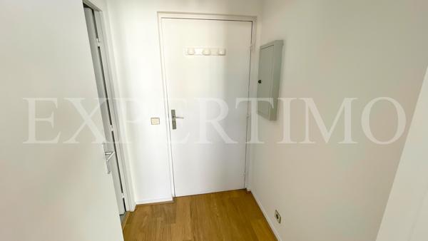 LE CHENAY, rue de Versailles, T1 de 31 m² en bon état, ascenseur.