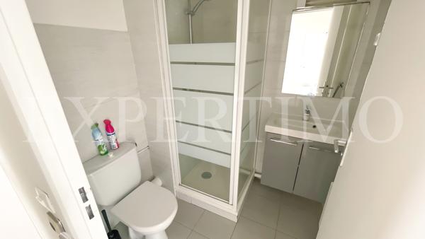 LE CHENAY, rue de Versailles, T1 de 31 m² en bon état, ascenseur.