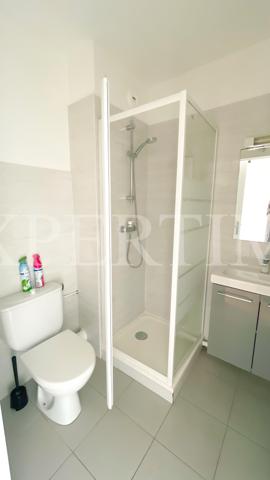 LE CHENAY, rue de Versailles, T1 de 31 m² en bon état, ascenseur.